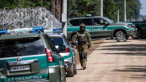 Migranti uz robežas ar Baltkrieviju ievainojuši poļu karavīru