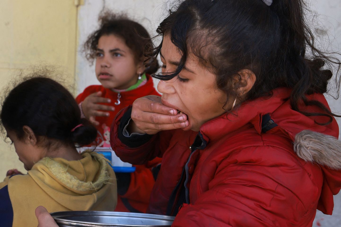 Rafahis elavad Palestiina lapsed söövad nendeni humanitaarabi korras jõudnud riisi, 8. märtsil 2024. aastal.