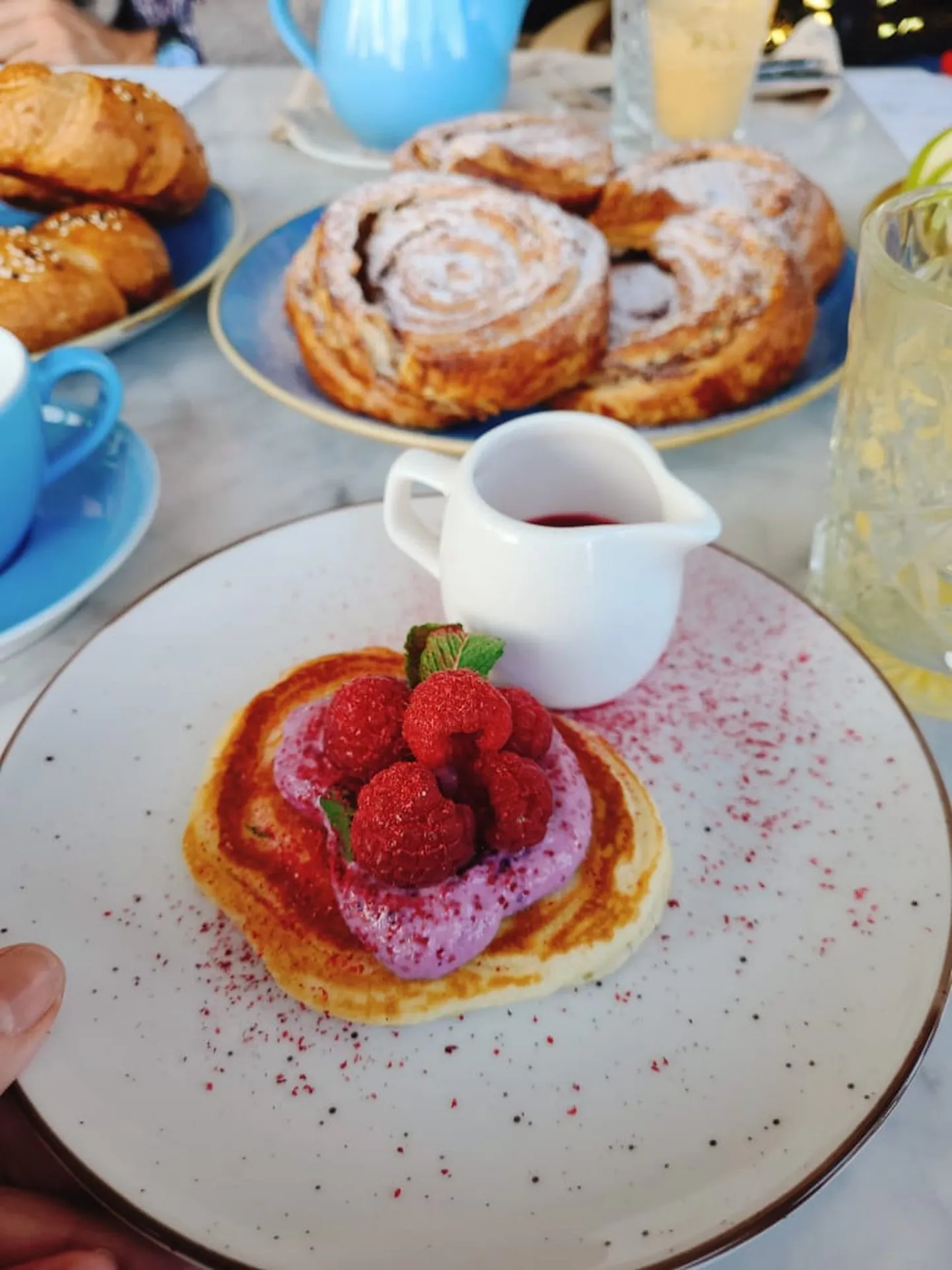Умоотъедательные оладушки со свежими ягодами - изюминка бранчей кафе Komeet