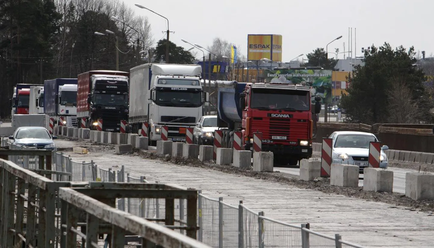 Pärnu ümbersõidu jätkuna rajatav Papiniidu ühendustee algab pärast praegu remondis olevat Papiniidu silda (pildil) ja kulgeb paralleelselt raudteega Riia maanteeni ja sealt Paikuse teeni.