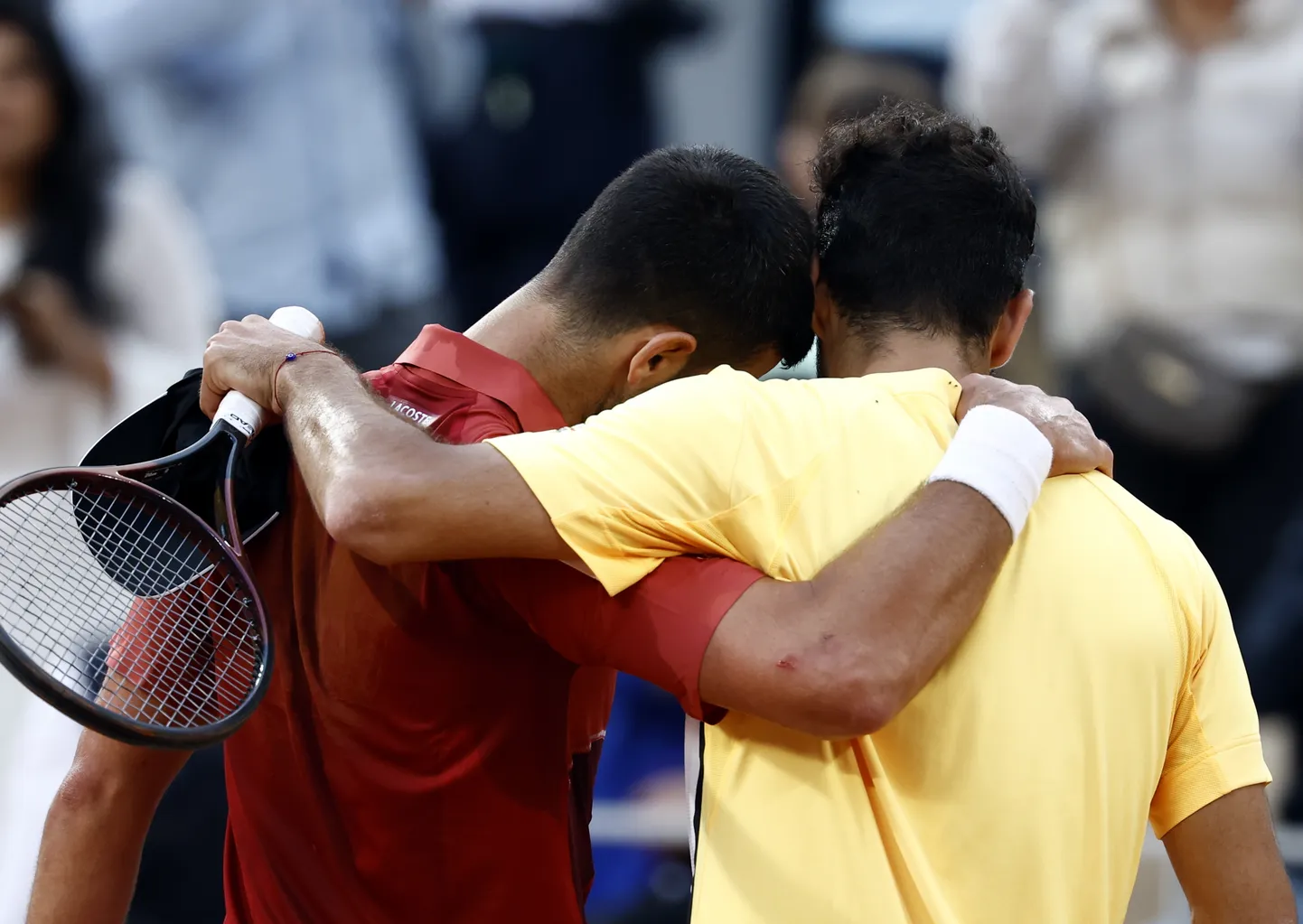 Novak Djokovic (vasakul) tunnustas vägeva lahingu andnud Francisco Cerundolot.