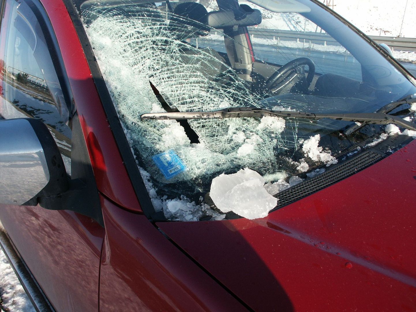Jääpurikas purustas auto esiklaasi.