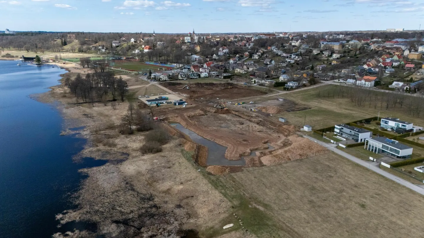 Viljandi linnavalitsus on võtnud nõuks pikendada olemasolevat järveäärset kergliiklusteed. Umbes 800 meetri pikkune teelõik peaks tulevast hotelli linnaga ühendama.