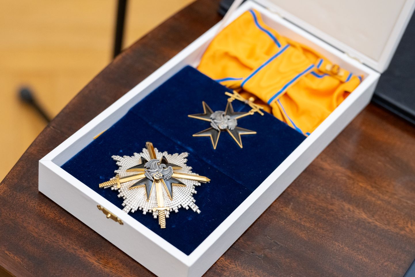 Орден Орлиного креста I степени с мечами, который президент Эстонии Алар Карис вручил украинскому солдату.