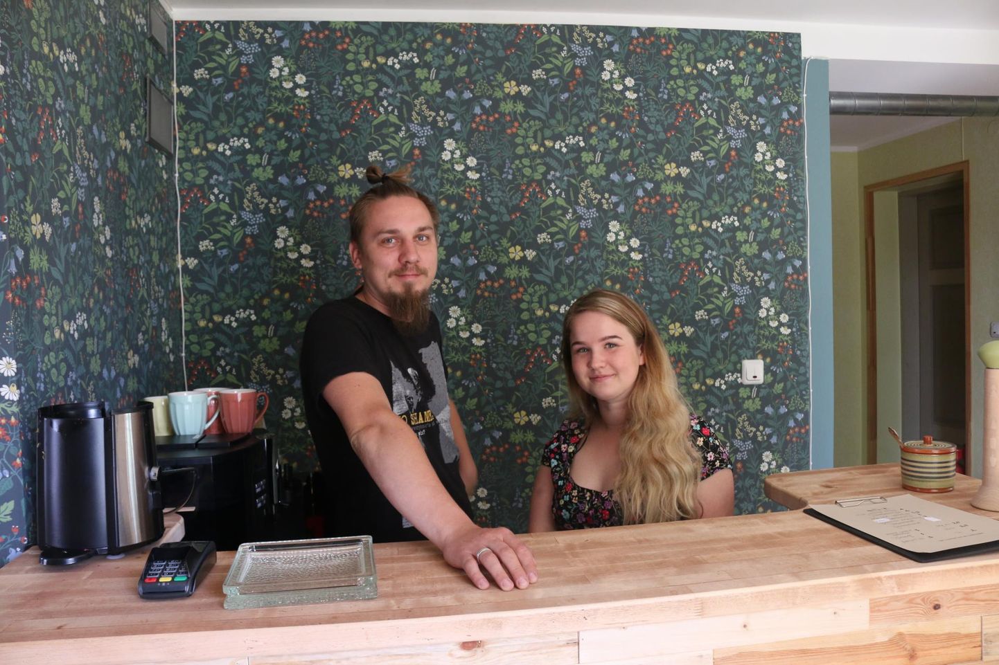 Andres ja Deivi Kõverik avasid Tõrvas kohviku Nöhvik, mille menüüst leiab ainult värskest toorainest tehtud toite.