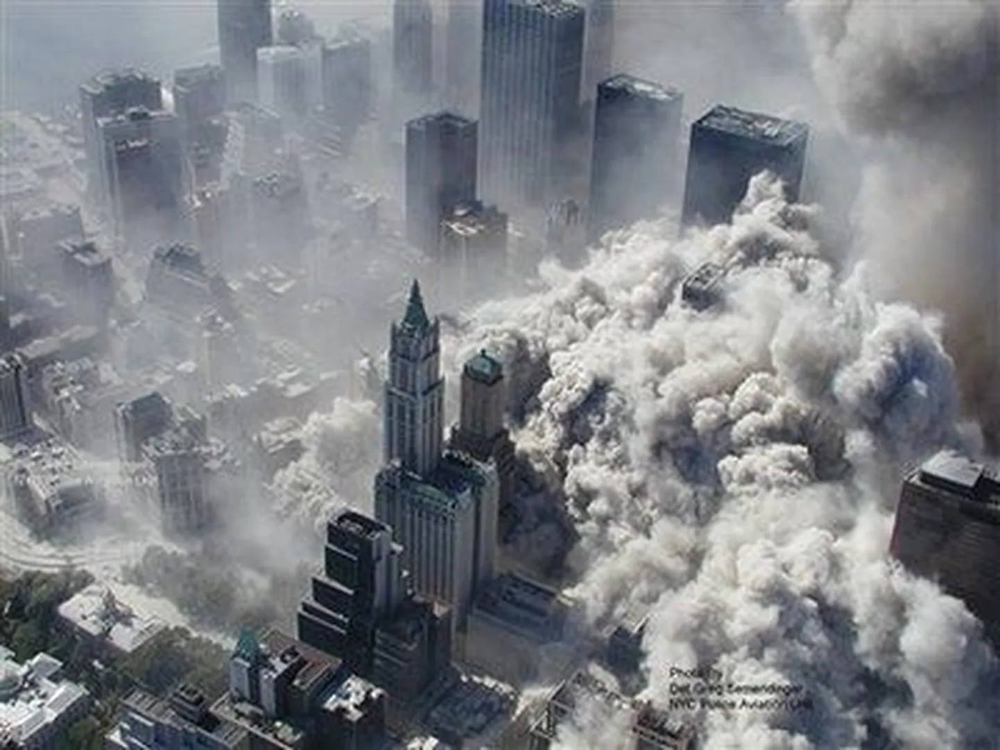 Рассекреченные фото обрушения зданий Всемирного торгового центра в Нью-Йорке 11 сентября 2001.