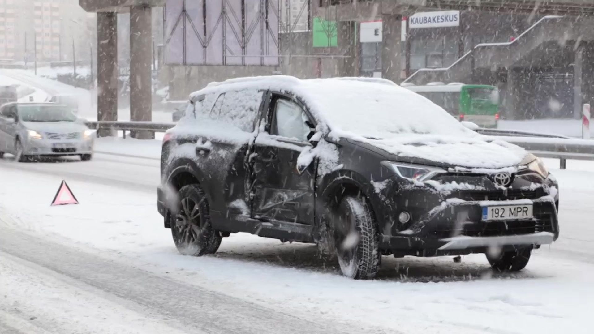 Фото и видео: на Лаагна-теэ столкнулись автобус и внедорожник