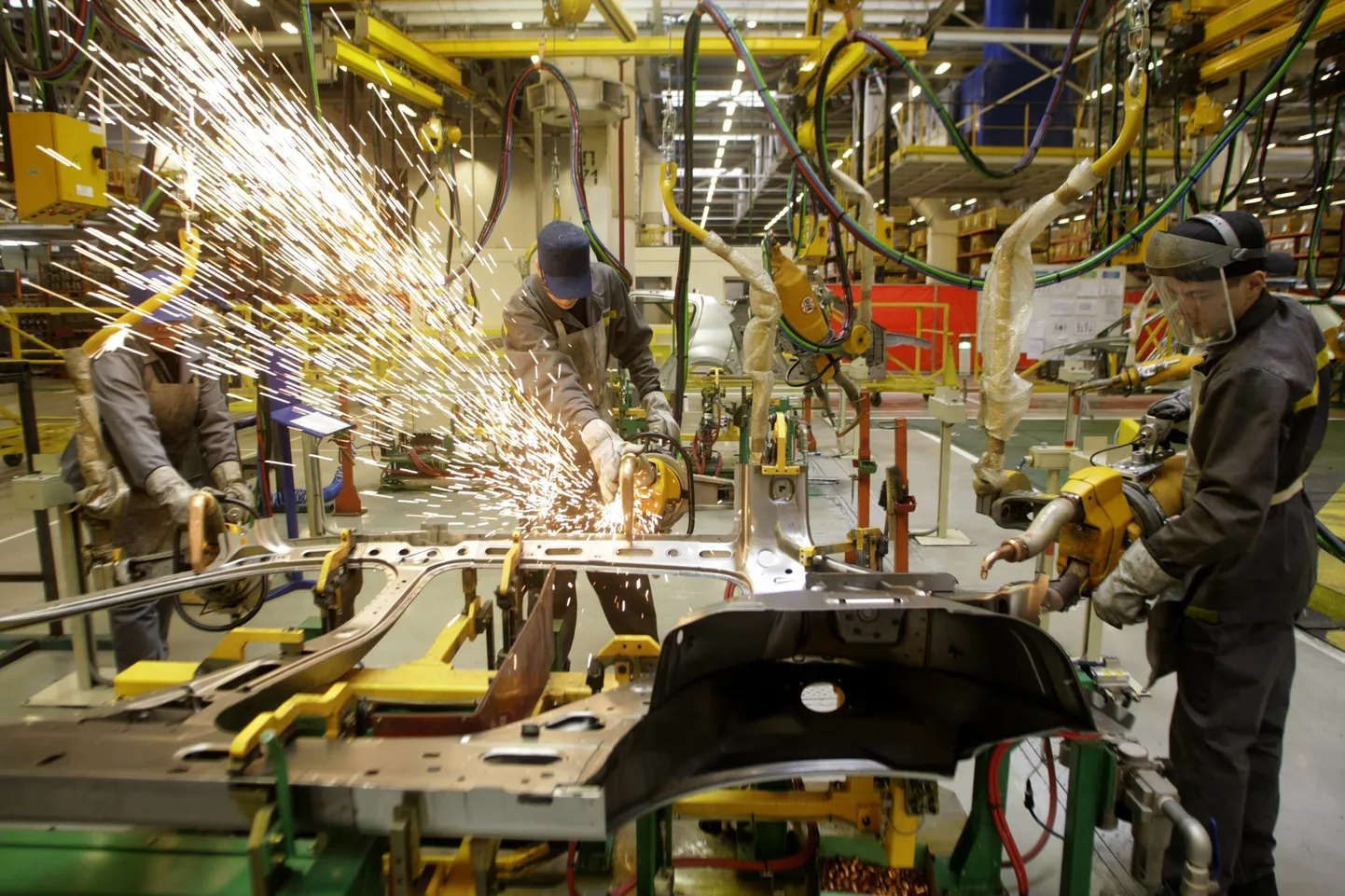 Töötajad Renault' Moskva tehases enne selle töö lõpetamist.