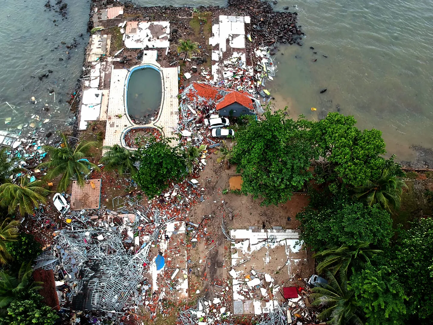 Разрушенные цунами дома на острове Ява.