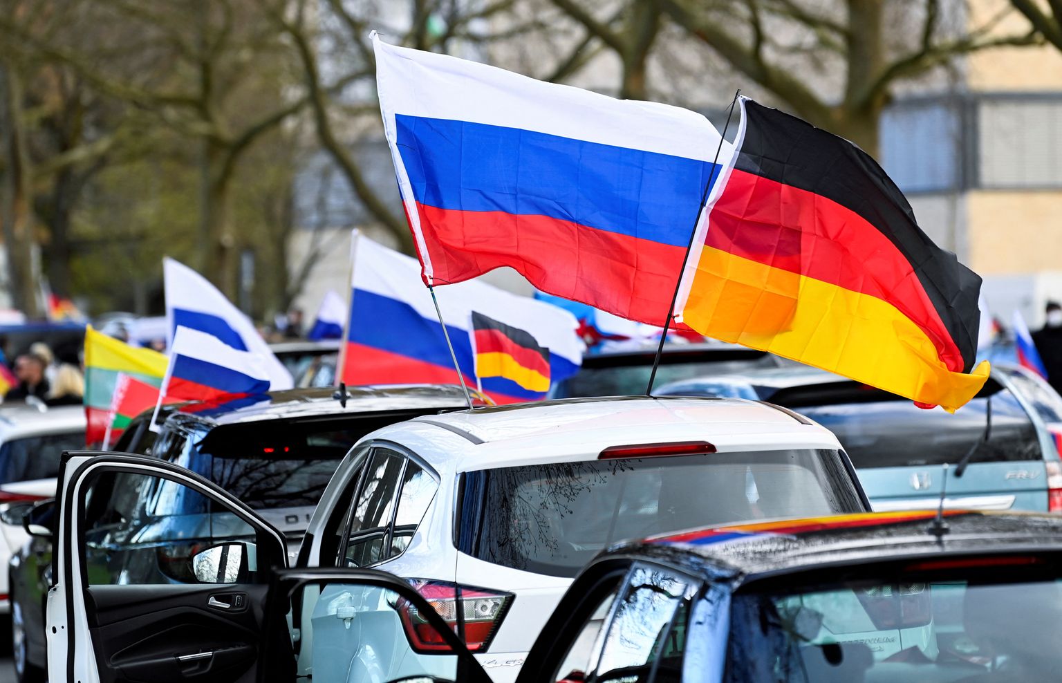 Venemaa toetajate protest koos Vene lippudega 10. aprillil 2022 Saksamaal Hannoveris. Näha on ka Saksa lippe