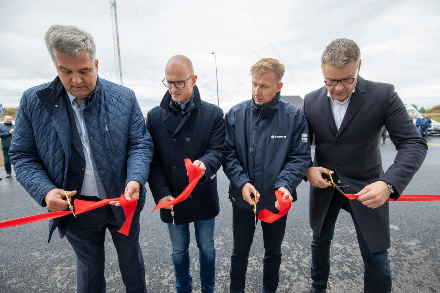 Uue müügiesinduse linti lõikavad Rakvere linnavolikogu esimees Mihkel Juhkami (vasakult), kompleksi arendaja Krister Arusoo Apnor OÜ-st, Alas-Kuuli Rakvere esinduse juhataja Andres Metsmaker ja W.EG. Eesti juhatuse esimees Timo Raimla.