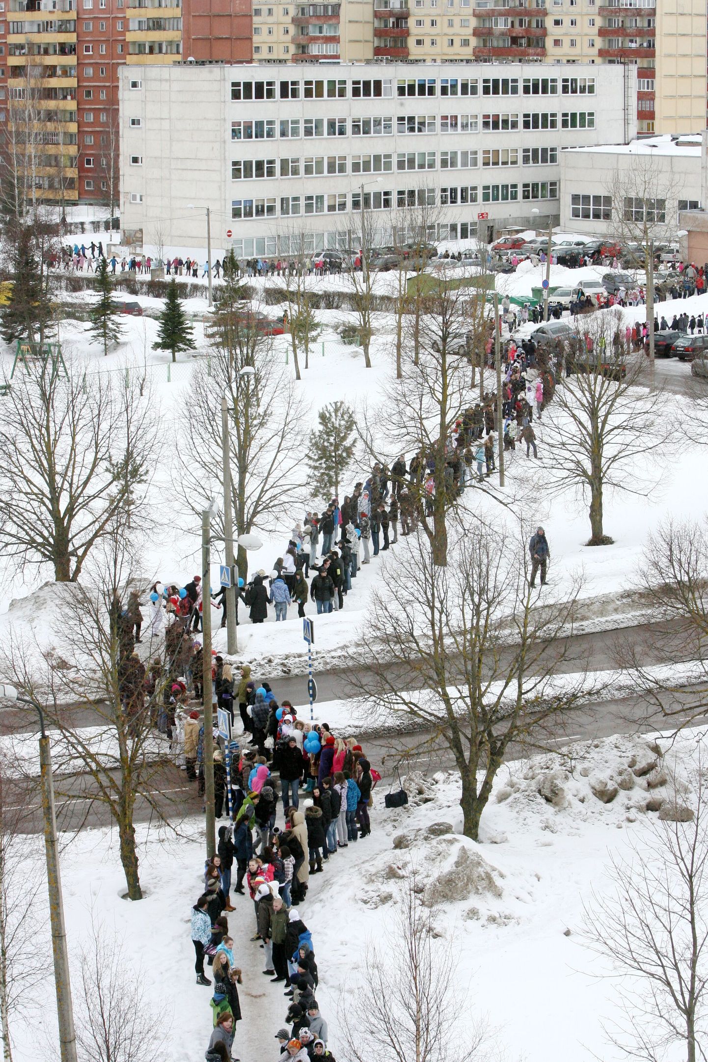 Tartu Kivilinna gümnaasiumi 25. juubelit tähistati õpilastest inimketiga kahe koolimaja ümber.