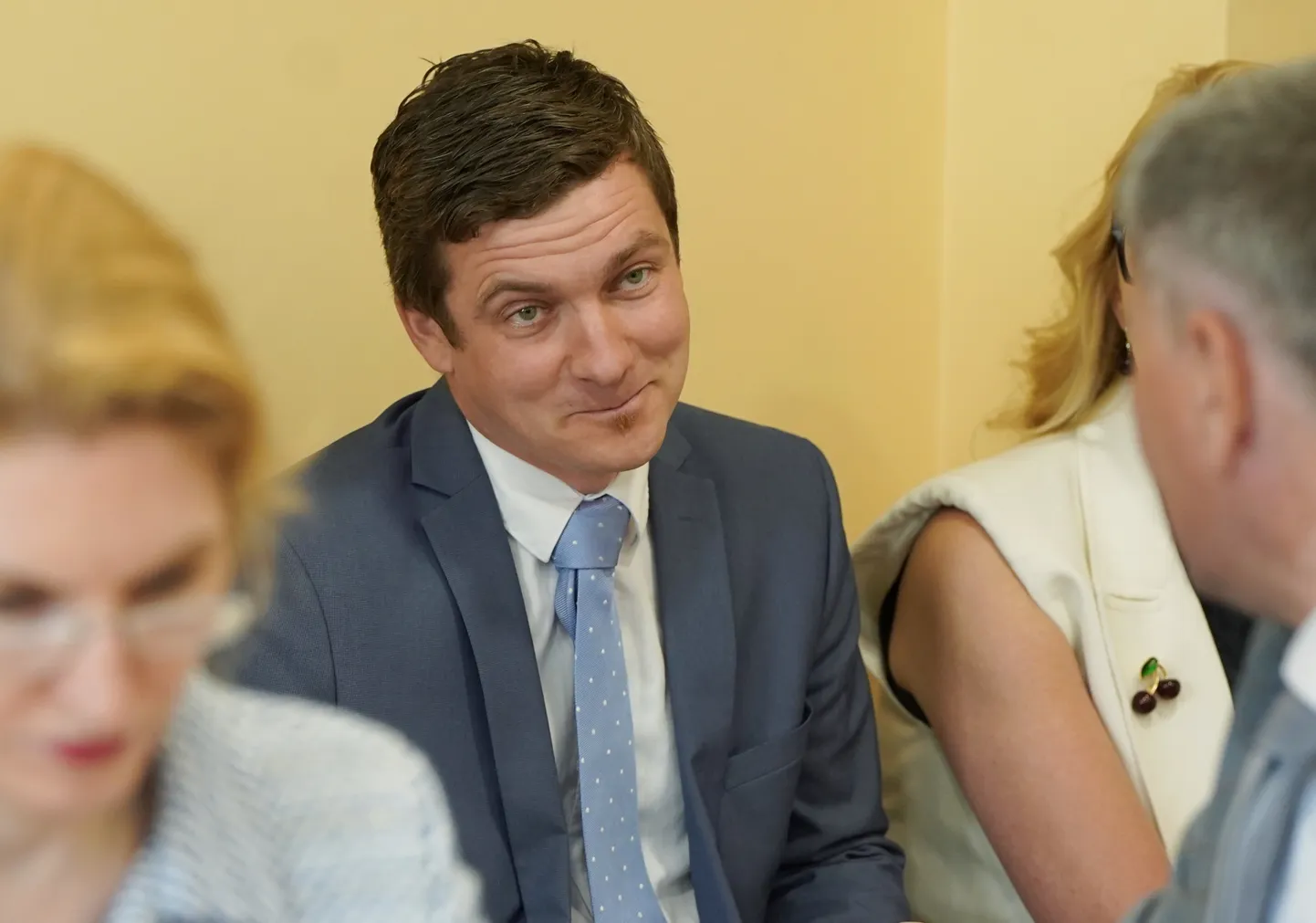Rīgas pašvaldības Vēlēšanu komisijas priekšsēdētājs Māris Zviedris (centrā) piedalās Saeimas Valsts pārvaldes un pašvaldības komisijas sēdē, kurā tiek sniegts ziņojums par aktuālo situāciju saistībā ar iepriekšējās balsošanas norisi vēlēšanu iecirkņos.