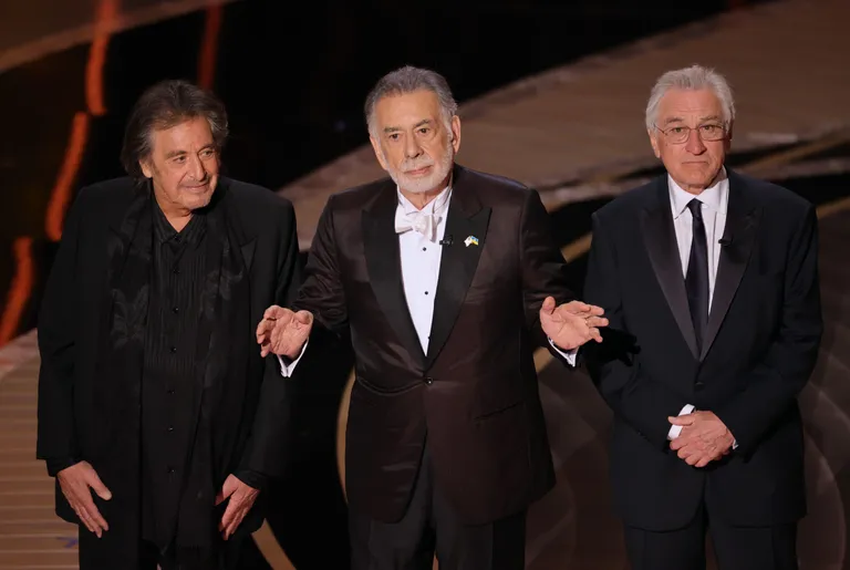 Frānsiss Fords Kopola kopā ar aktieriem Alu Pačīno un Robertu de Niro speciālā triloģijas "Krusttēvs" godinājuma segmentā "Oskaru" pasniegšanas ceremonijā 2022. gada martā.