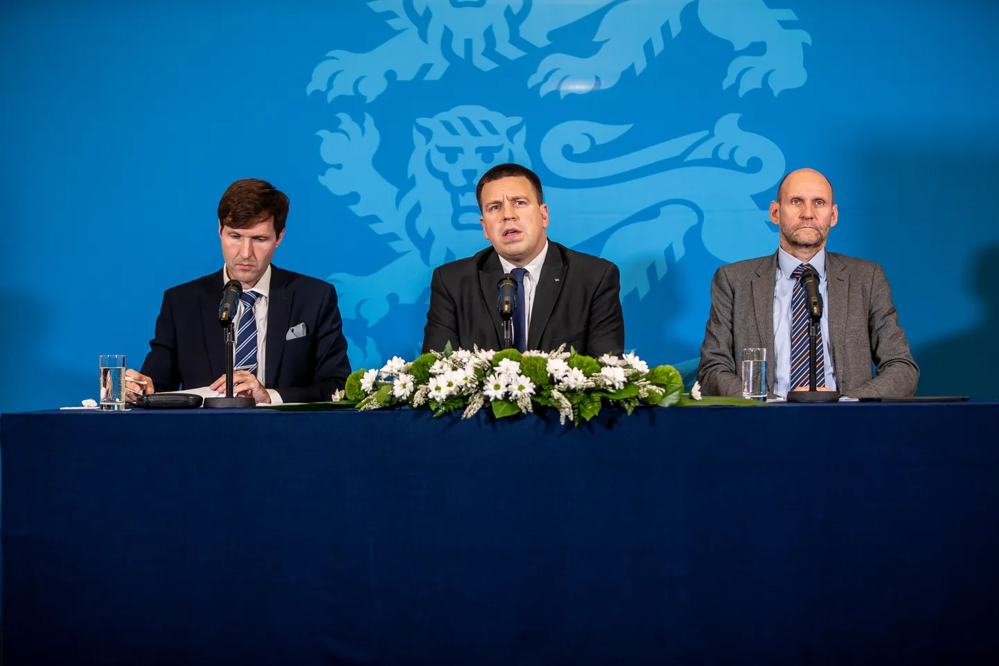 Pildil vasakult Martin Helme, Jüri Ratas, Helir-Valdor Seeder