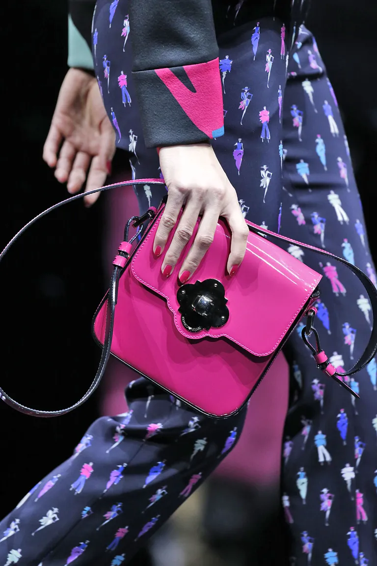 Emporio Armani moelava kuulutab fuksia võidukäigu jätkumist ka sügisel. Pane tähele suurepäraseid suhteid tumesinise tooniga!