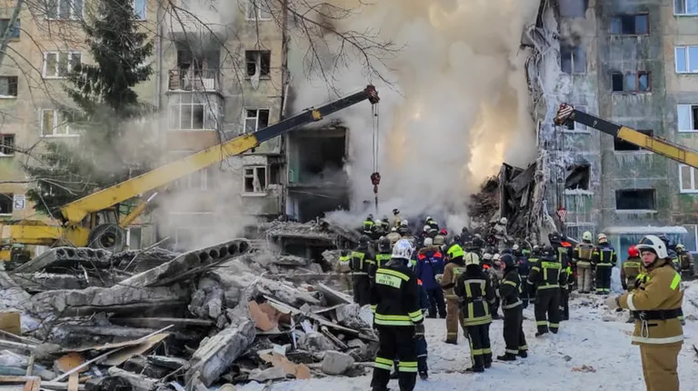В Новосибирске подъезд жилого дома обрушился из-за взрыва газа.