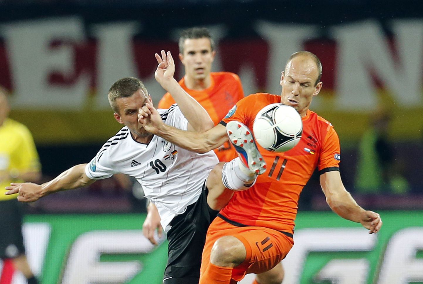Lukas Podolski (valges) kohtumises Hollandi vastu.