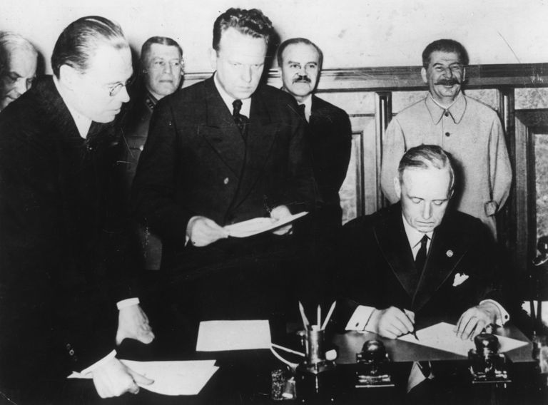 Molotovi-Ribbentropi pakti sõlmimine. Foto: AKG Images/Scanpix