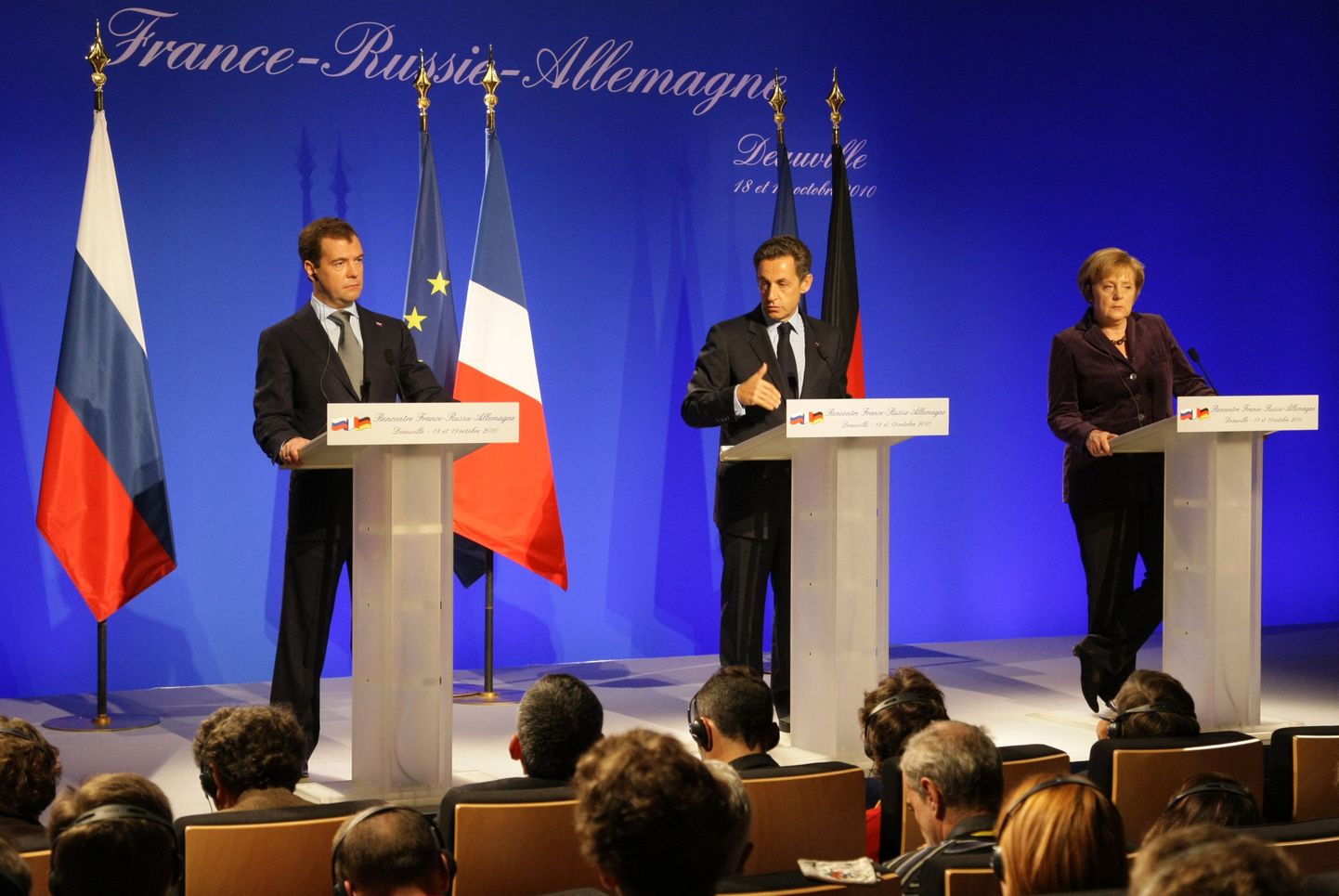 Dmitri Medvedev, Nicolas Sarkozy ja Angela Merkel.