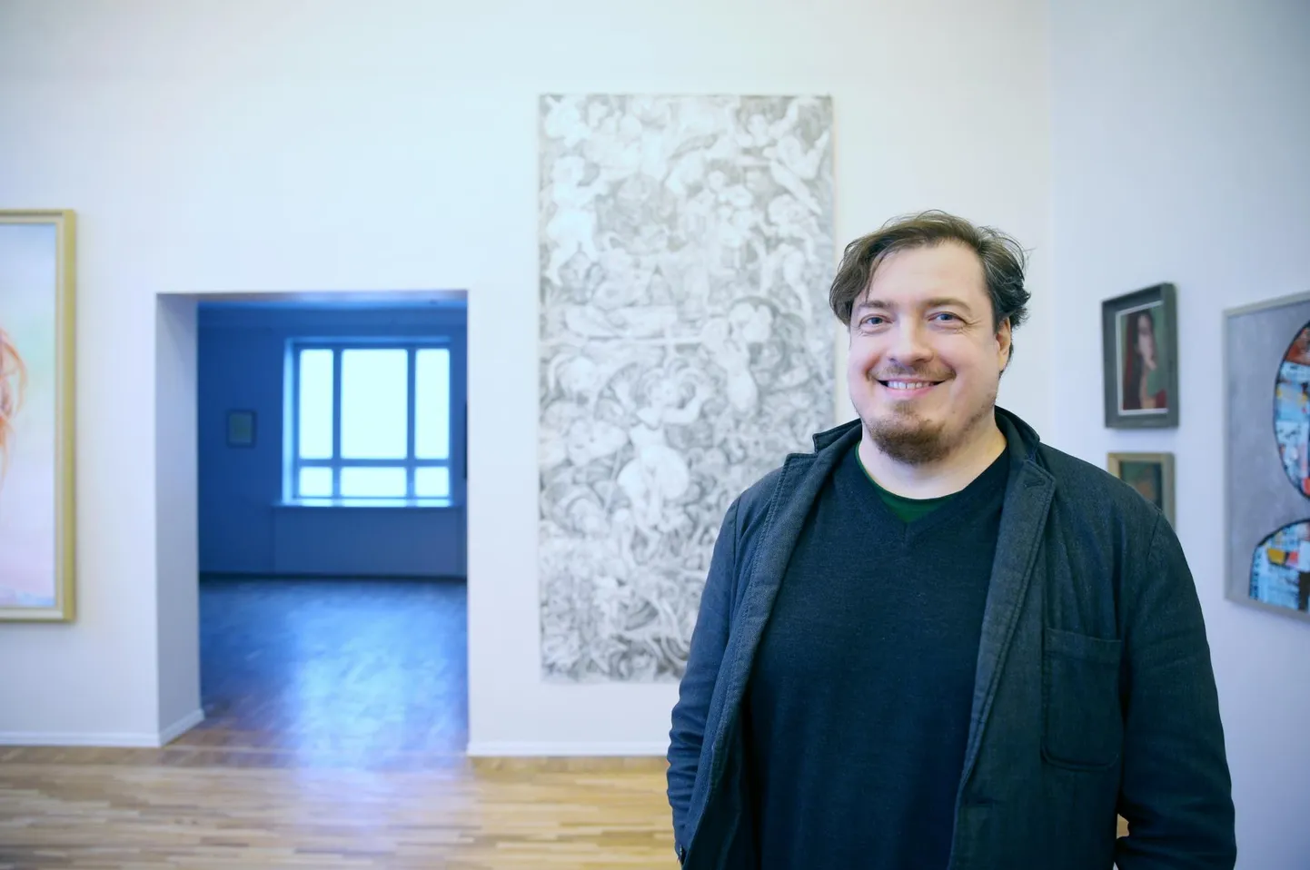 Väljapaneku kujundajaks valitud kunstnik Margus Lokk oli koos abilistega eile lõunaks saanud vähemalt kõige suuremas saalis seinale osa teoseid, nende hulgas ukse kõrval Albert Gulgi fantastilise sisuga hiiglaslik joonistus.