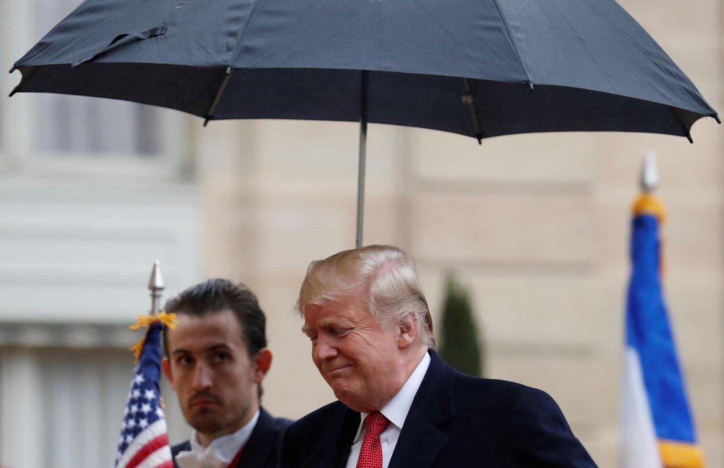 Ameerika Ühendriikide presidenti tervitas Pariisis halb ilm.
