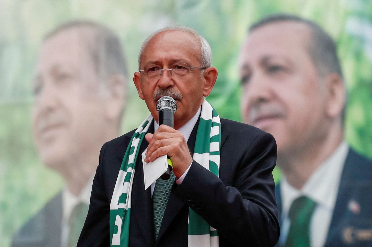 Кемаль Кылычдароглу выступает на митинге перед выборами президента Турции. На фоне заметны предвыборные плакаты действующего президента Тайипа Эрдогана. 11 мая 2023 года.