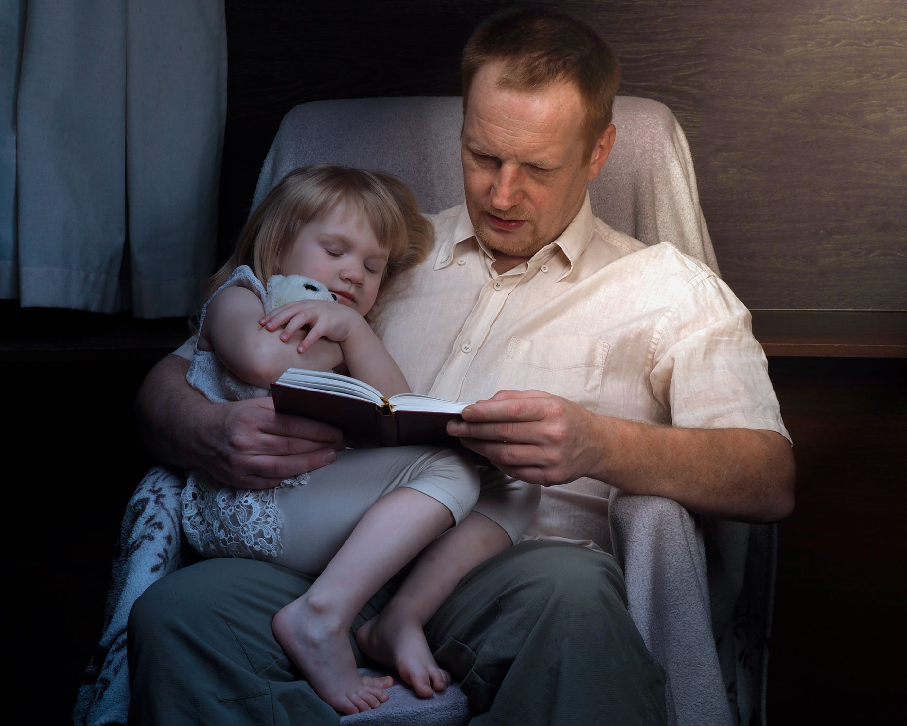 Father sleep daughter. Папа рассказывает сказку. Папа читает книжку дочке. Папа читает сказку. Папа рассказывает сказку детям.