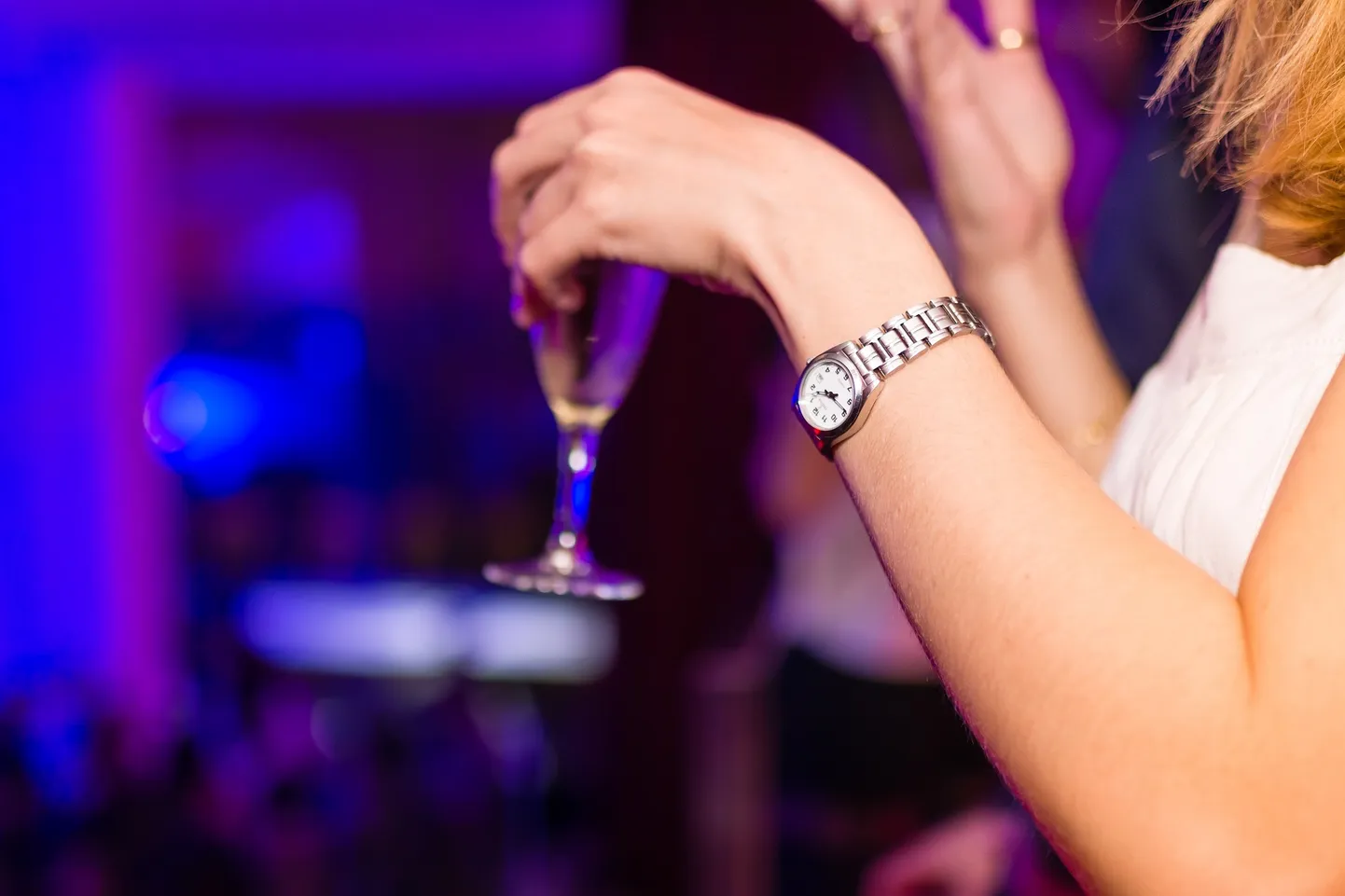 Sieviete ar alkohola glāzi. Ilustratīvs attēls