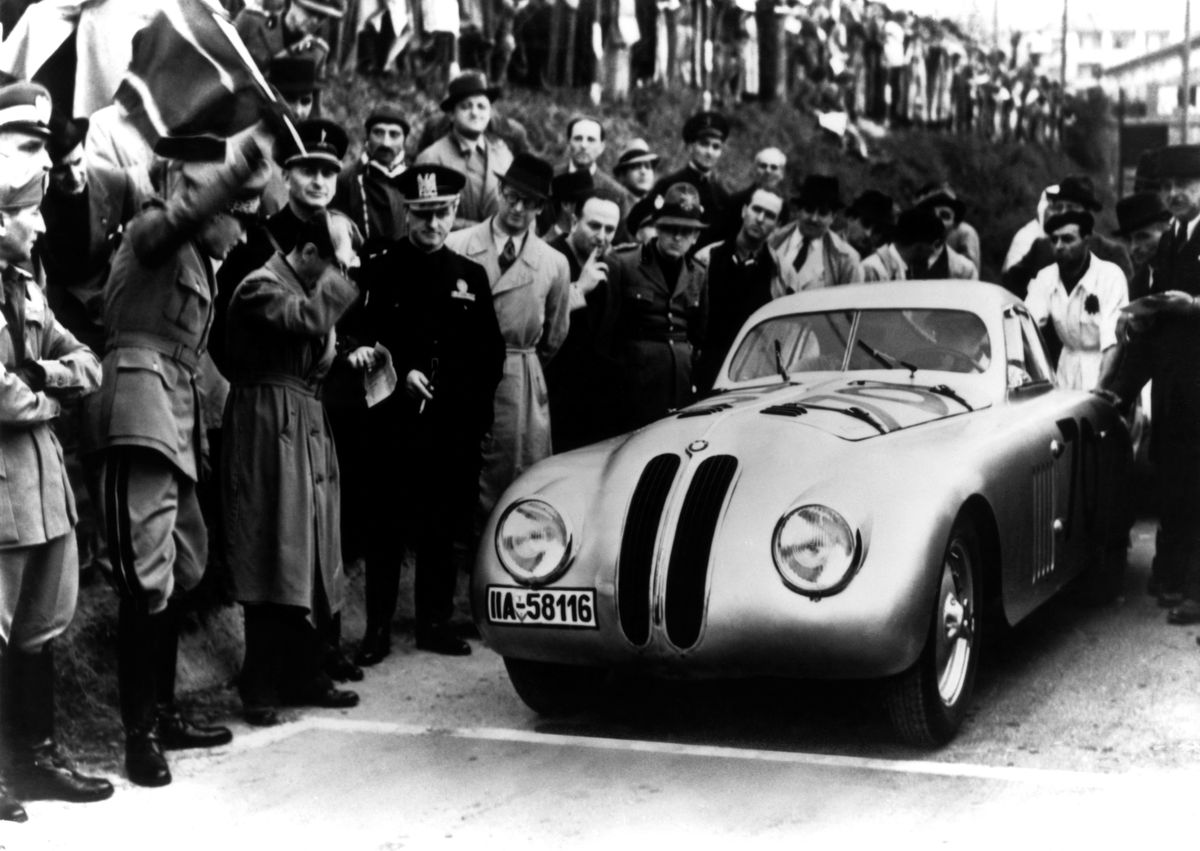 BMW 328 Touring Coupe 1940.gada 28.aprīlī uz starta Mille Miglia sacensībās