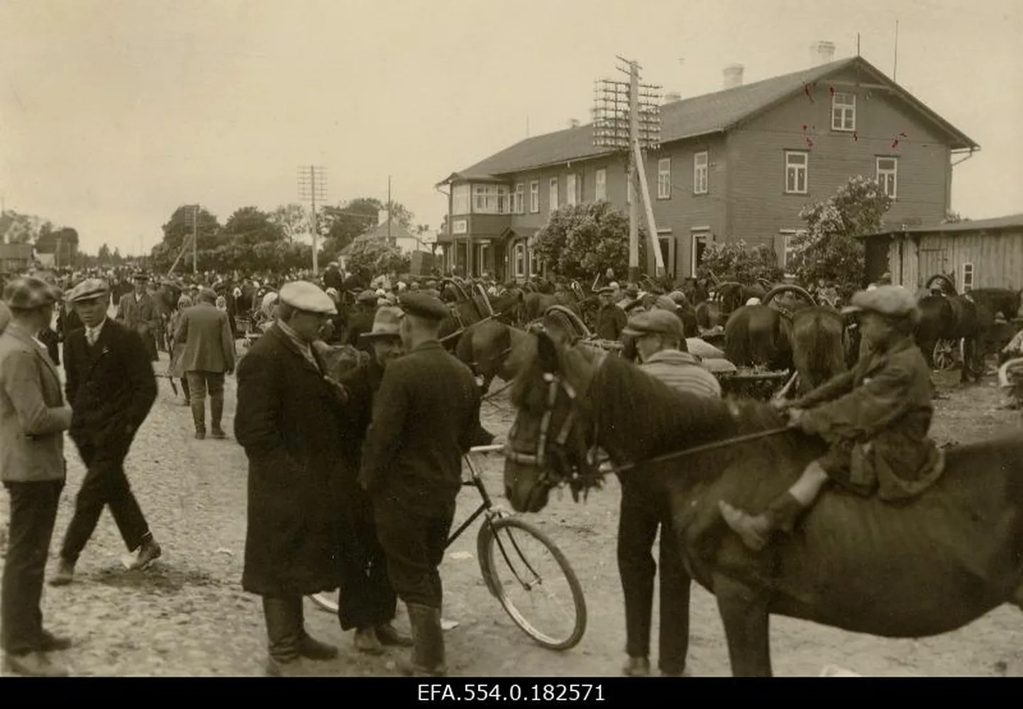 Laat Keila kirikuplatsil aastal 1933