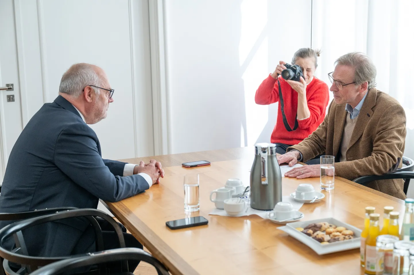President Alar Karis andis intervjuu Frankfurter Allgemeine ajakirjanikule Konrad Schullerile.