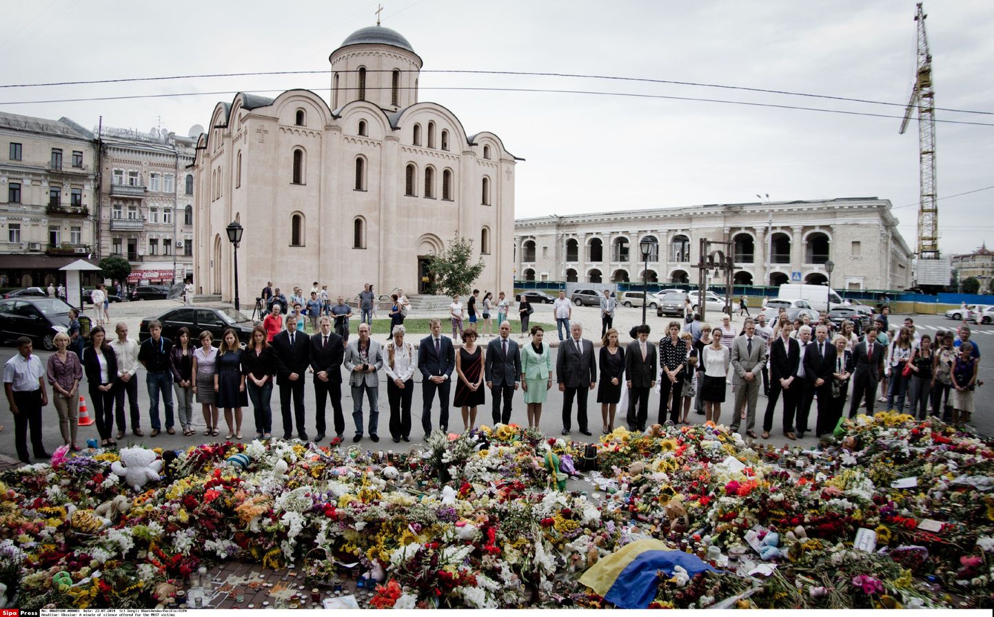 Hollandi saatkonna töötajad Ukrainas mälestavad mh17 lennuõnnetuses hukkunuid.