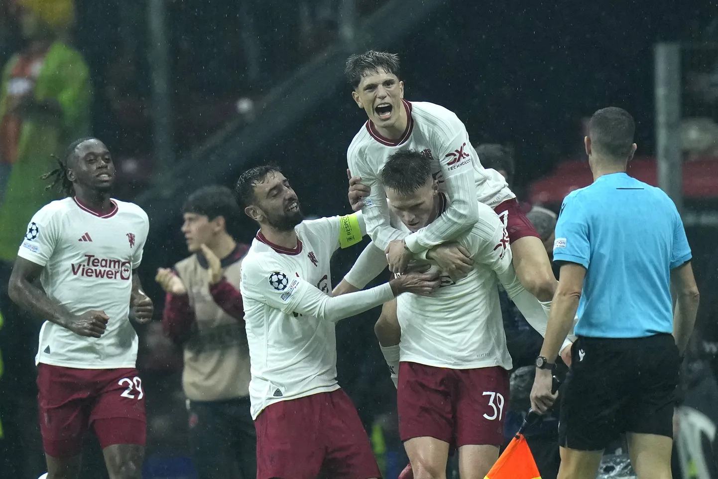 Manchester Unitedi mängija Scott McTominay juubeldamas meeskonna kolmanda värava üle Galatasaray vastu.