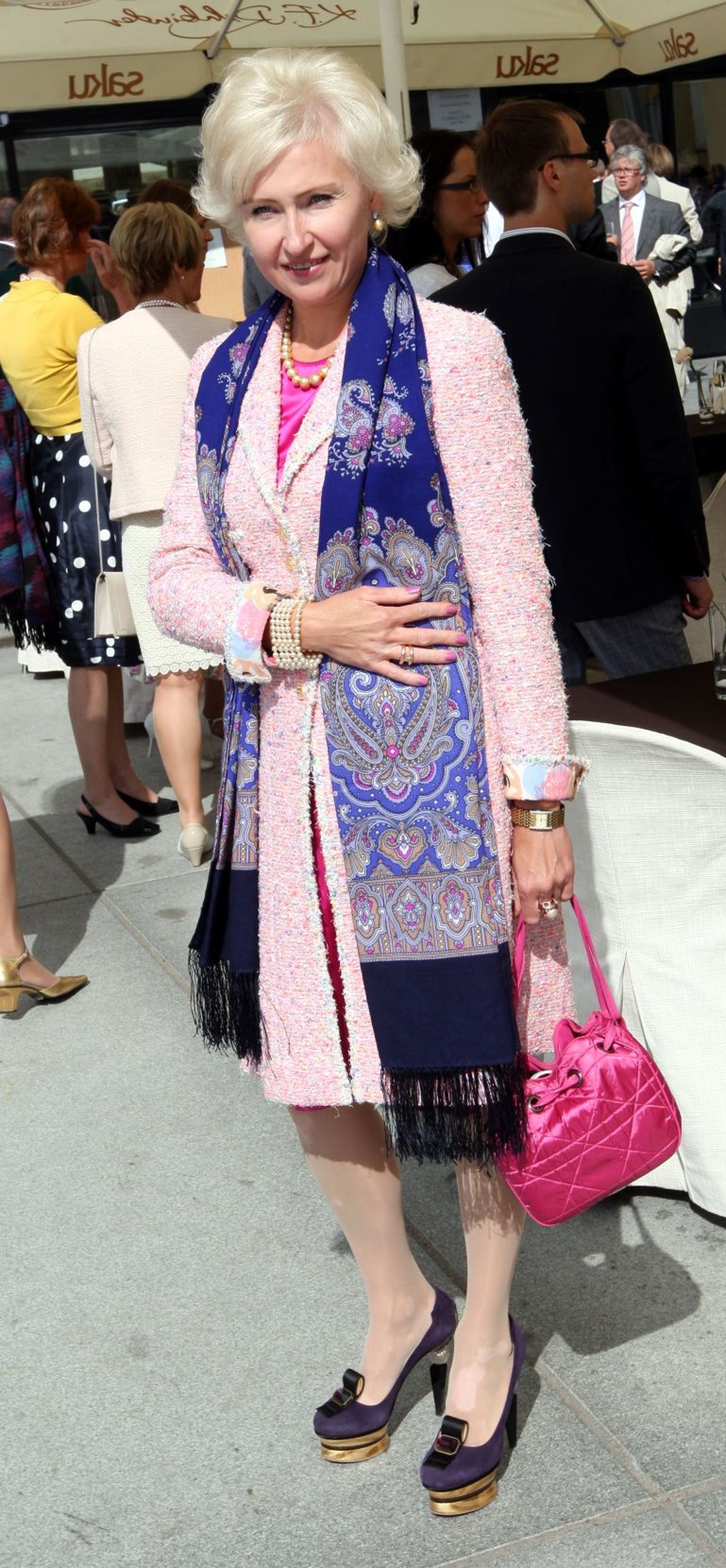 Kristiina Ojuland
Daam kandis Chaneli kostüümi ning Prada kingi ja kotikest
