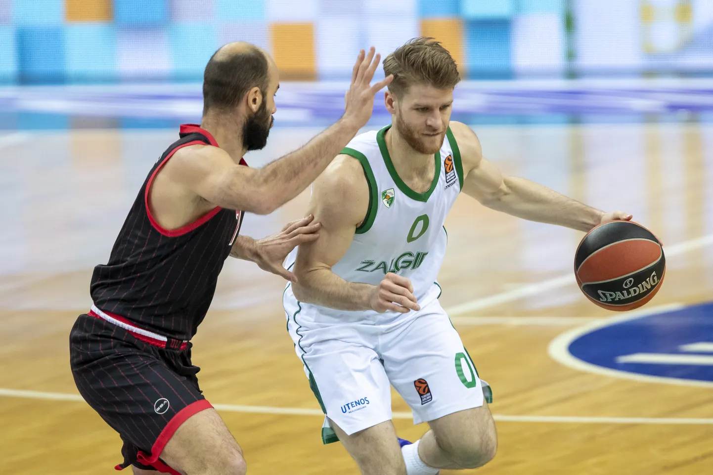 Žalgirise sangar Thomas Walkup (valges).