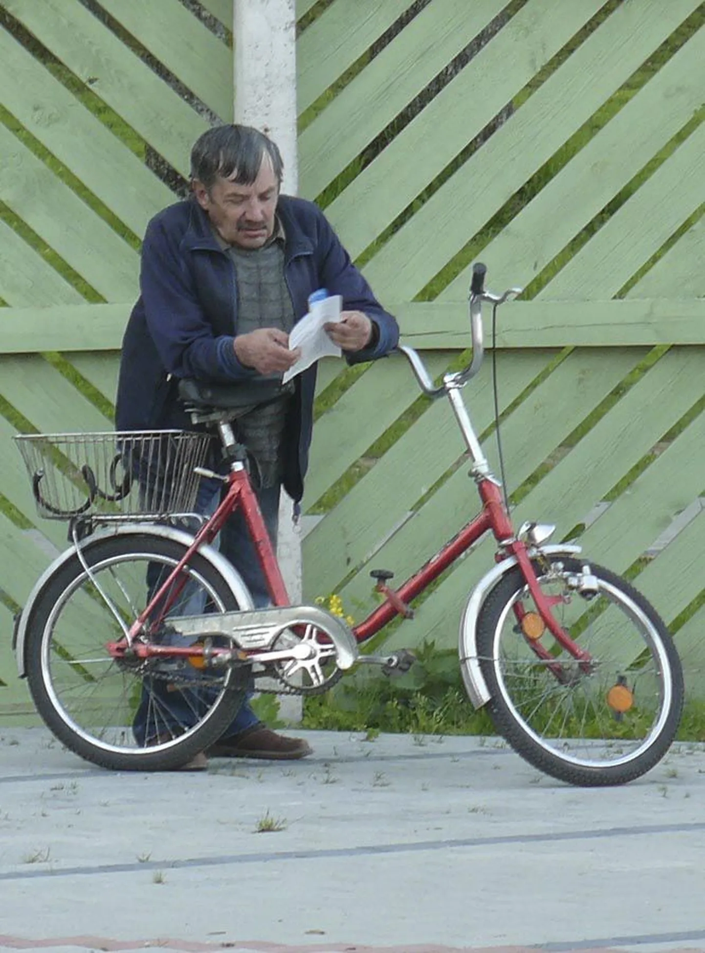 Raul Orav jalgrattaga Viljandi staadionil kuu aega enne siit ilmast lahkumist
