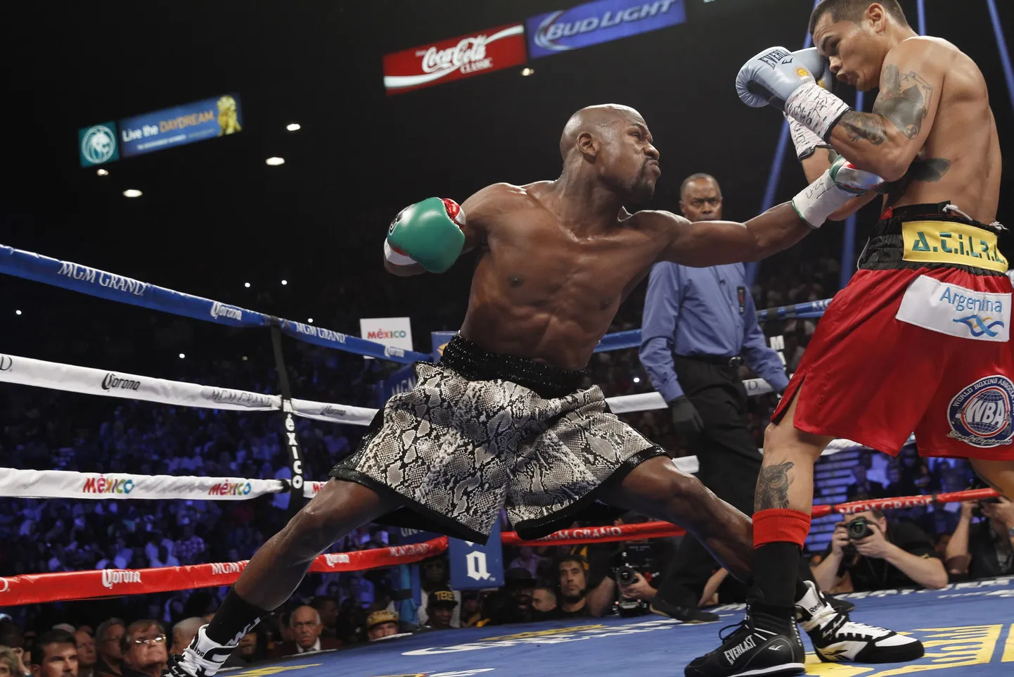 Floyd Mayweather (vasakul).