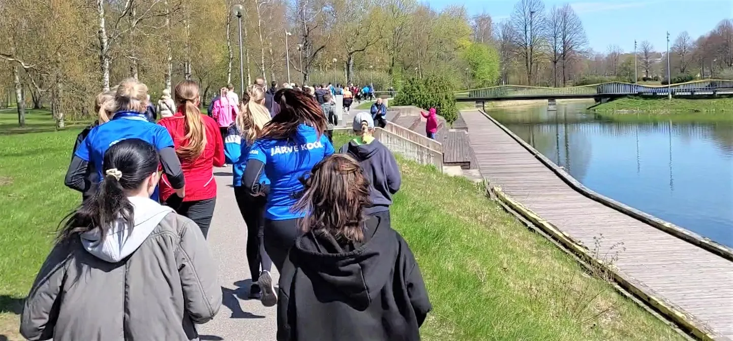 Ligemale 350 jooksjat, kes asusid 7 km ja 3,5 km rajale, palistasid avakilomeetril linnapargi järvekallast.
