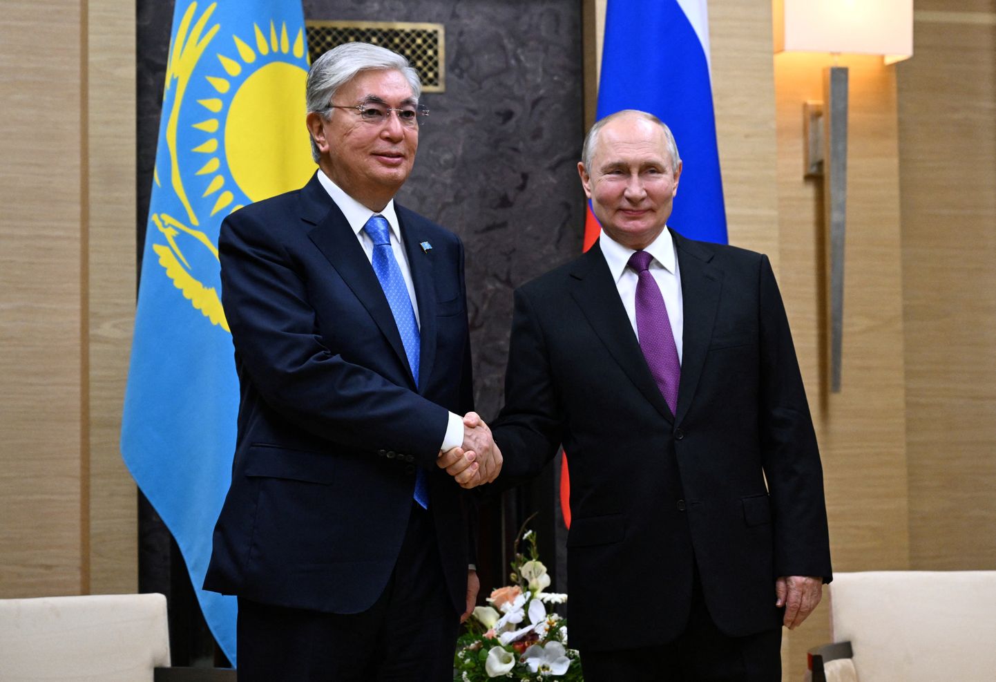 Vladimir Putin surub kätt Kasahstani presidendi Kassym-Jomart Tokayeviga.