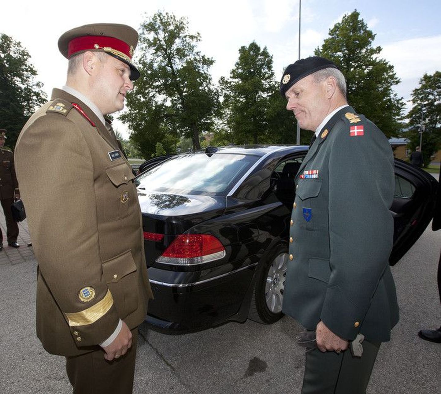NATO sõjalise komitee esimees Knud Bartels (paremal) koos brigaadikindral Riho Terrasega