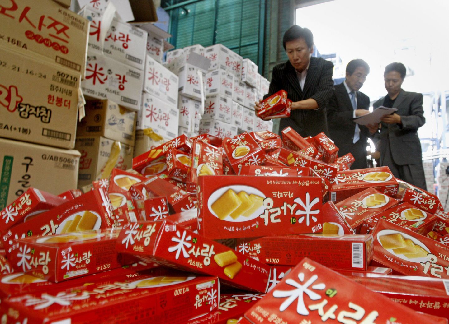 Melamiini tõttu hirmunud Lõuna-Korea ametnikud kontrollivad Lõuna-Souli poes Hiinas valmistatud kooke.