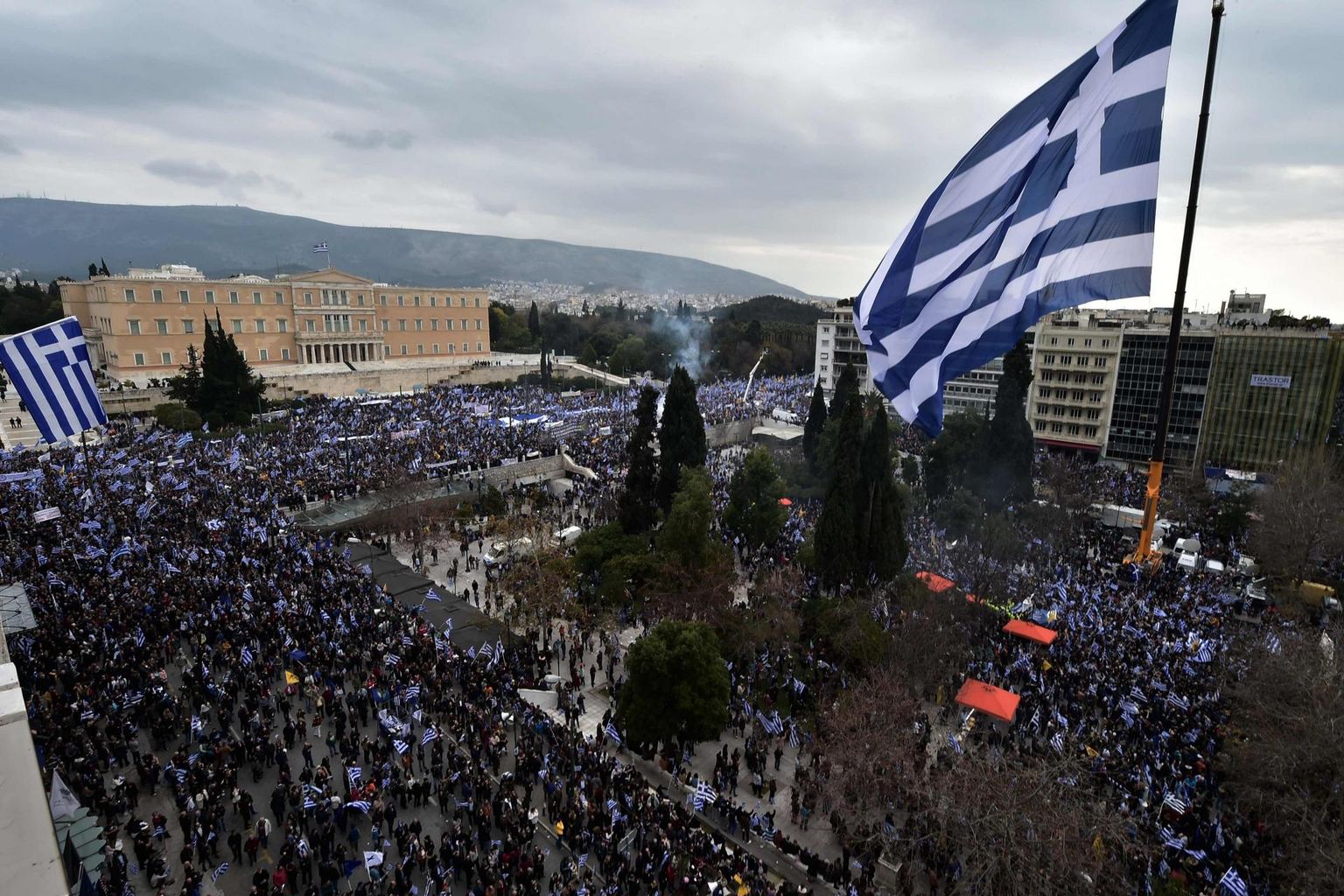 Kriisiaastatel olid suured meeleavaldused Kreeka parlamendi ees Ateena südames Syntagma väljakul tavalised. Praeguseks on need muutunud aga harvaks – viimati tõi tõeliselt suured massid kokku vastuseis Põhja-Makedoonia nimekompromissile nüüd juba varsti paar aastat tagasi.  FOTO: Louisa Gouliamaki / afp / scanpix
