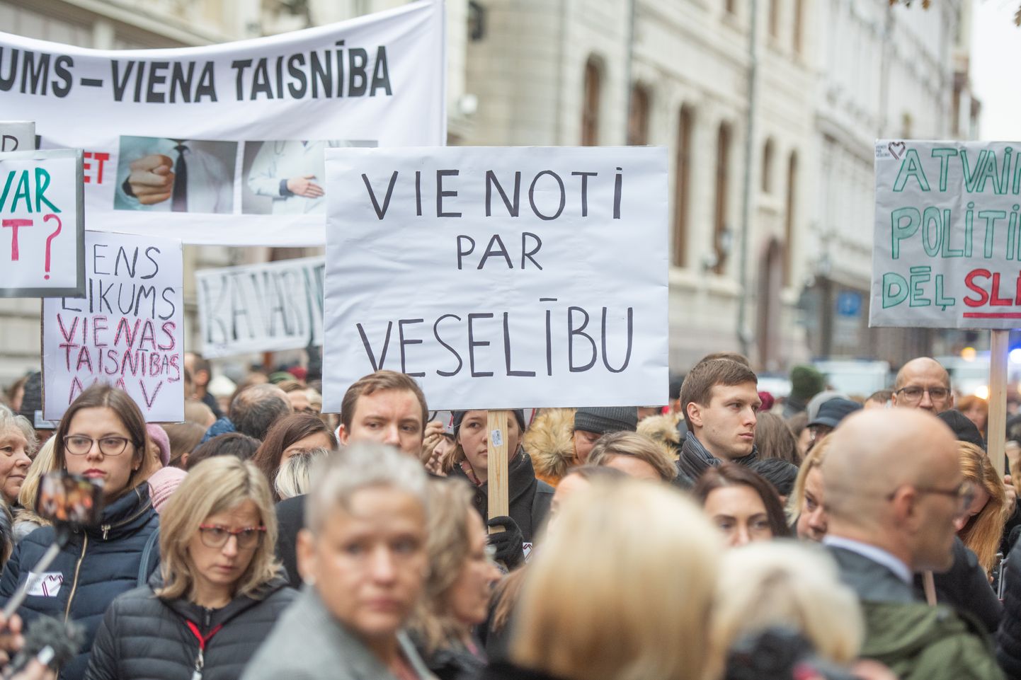 Pie Saeimas notiek mediķu protests