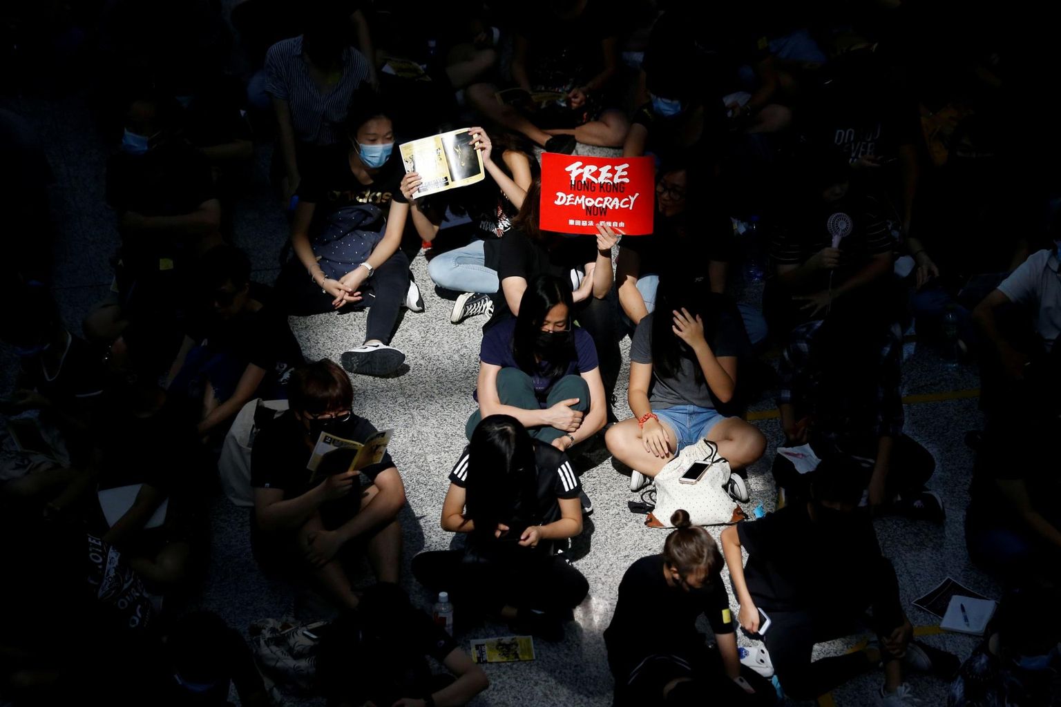 Meeleavaldajad hõivasid eile Hongkongi lennujaama saabujate ala. Linnaruumi okupeerimine on olnud juba mitu kuud kestvate protestide üks võtmestrateegiaid. FOTO: Thomas Peter/Reuters/Scanpix