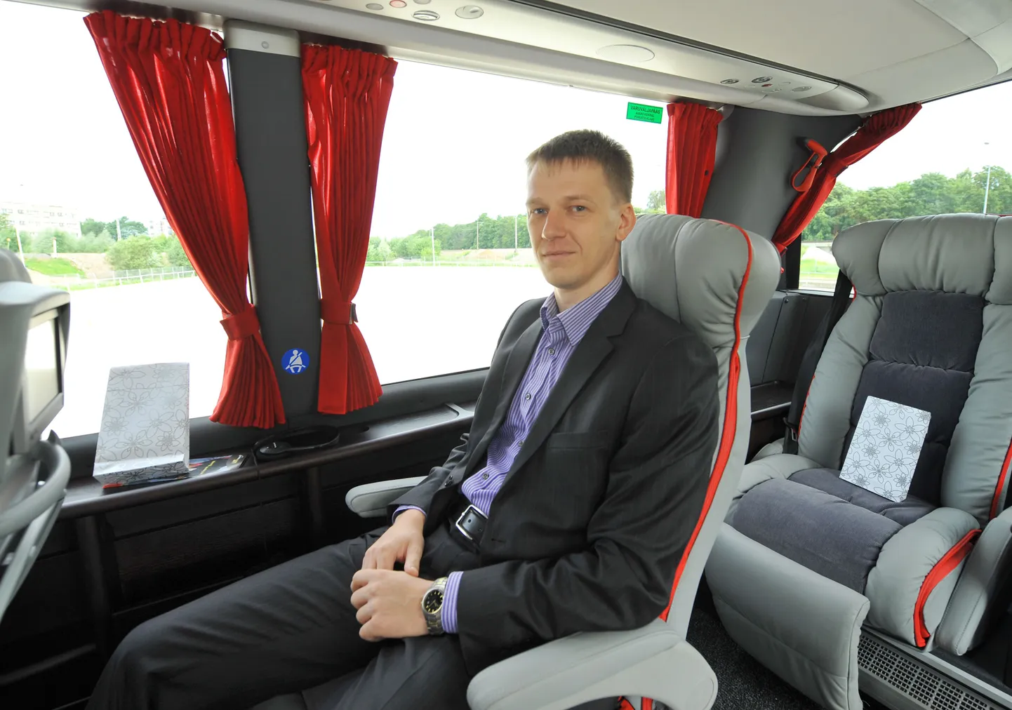 TLNPM1:LUX EXSPRESS :TALLINN, EESTI, 09JUL12
Lux Express esitles oma tuliuut bussi Lux Express Lounge buss, mis  on jaotatud kaheks osaks - bussi esiosas on 28 kahekaupa asetsevat istet personaalse meelelahutusseadmega ning tagaosas asuvas Loungeis on 10 privaatset jalatoe ja riiuliga varustatud istekohta. Lounge on eraldatud bussi eesosast kardinatega. Pildil Lux Expressi juhatuse esimees HANNES SAARPUU
lo/FOTO LAURA OKS/ POSTIMEES