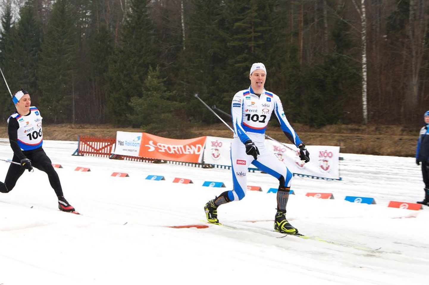 Rahulolev Kein Einaste (paremal), keel suust väljas, finišijoont ületamas. Vasakul Timo Simonlatser.