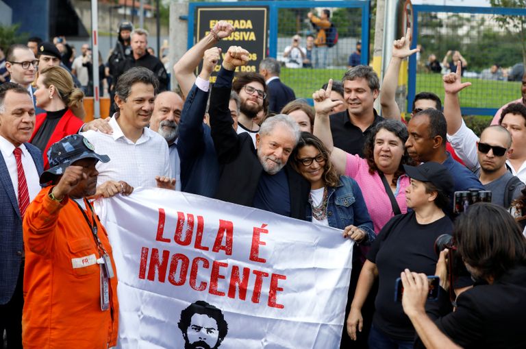 Endine Brasiilia president Luiz Inacio Lula da Silva koos oma toetajatega, pärast vanglast väljumist. 