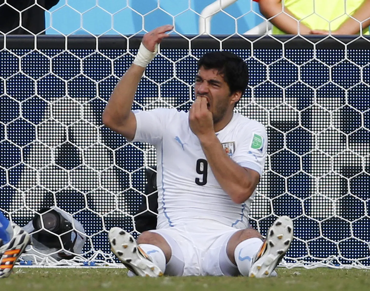 Luis Suarez tegi Itaalia kaitsjat hammustades oma hammastele liiga