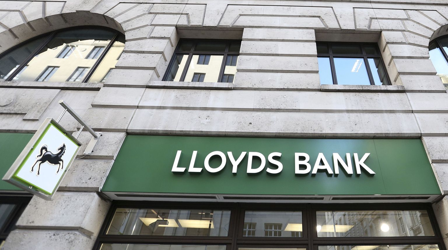 Suurbritannia ühe suurema panga, Lloyds juhtide töötasu ületab panga keskmiset 125 korda.